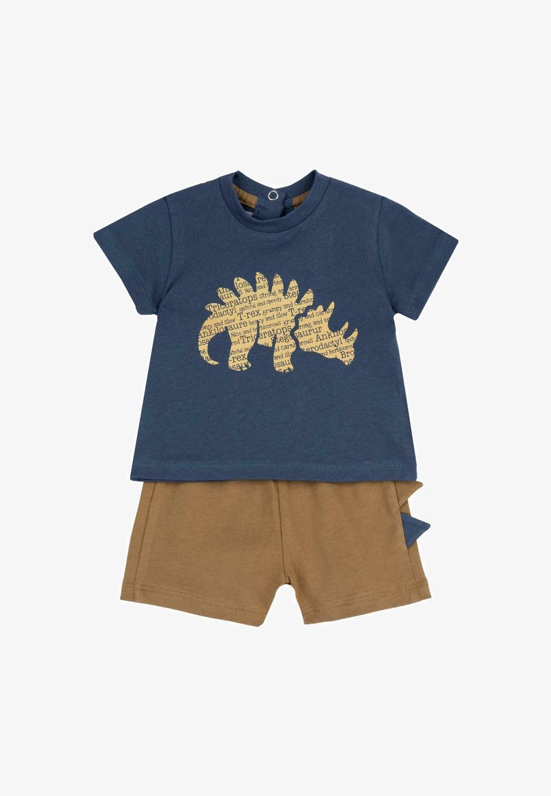 Chemise pour tout-petit bleu marine avec une silhouette de dinosaure composée de noms de dinosaures, accompagnée d'un short marron doté d'un petit détail de queue en tissu.