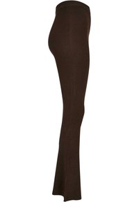 Barna bordázott harangszárú leggings, illeszkedő derékkal. A hosszuk mentén texturált anyag, amely enyhén szűkül a bokáig.