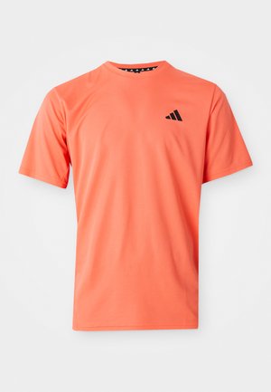 Camisa de desporto de manga curta corais, feita de tecido leve, com um logo preto em forma de triângulo no lado esquerdo do peito e decote redondo.