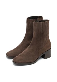 Botas de tobillo de ante marrón con punta cuadrada, paneles elásticos laterales y un tacón bloque moderado. Superficie texturizada con un acabado suave.