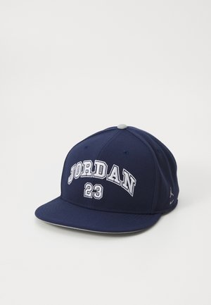 PRO  - Lippalakki - midnight navy/light smoke grey/white
