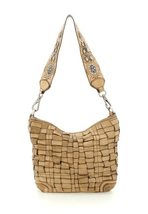 Borsa a tracolla in pelle intrecciata color cuoio con forma curva, tracolla decorata con motivi floreali e accenti argentati, e ferrature in metallo.