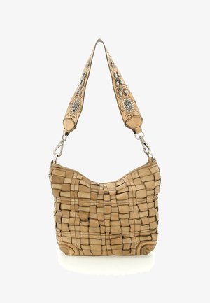 Borsa a tracolla in pelle intrecciata color cuoio con forma curva, tracolla decorata con motivi floreali e accenti argentati, e ferrature in metallo.