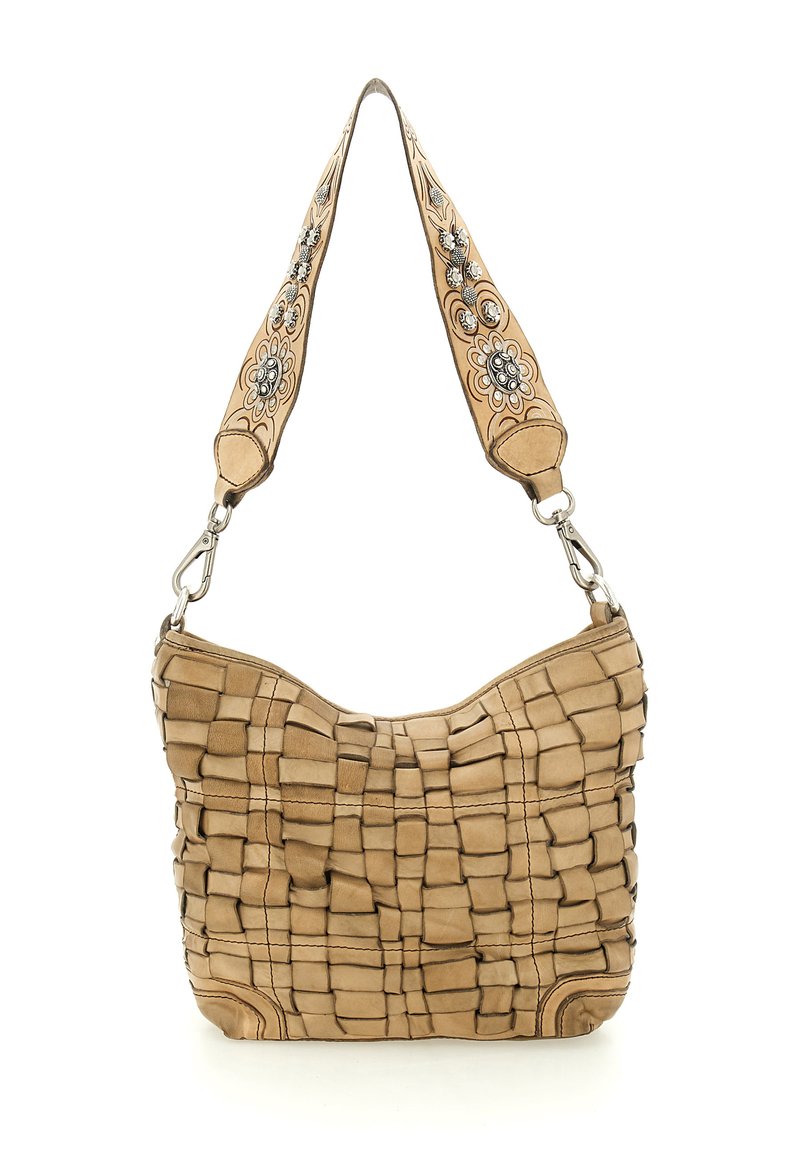 Borsa a tracolla in pelle intrecciata color cuoio con forma curva, tracolla decorata con motivi floreali e accenti argentati, e ferrature in metallo.