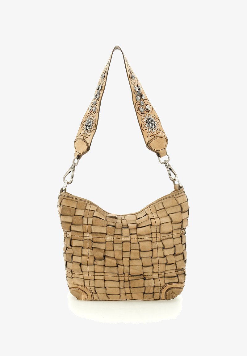 Borsa a tracolla in pelle intrecciata color cuoio con forma curva, tracolla decorata con motivi floreali e accenti argentati, e ferrature in metallo.