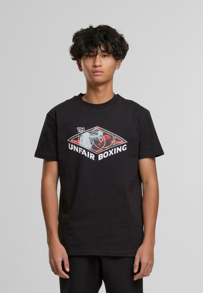 Černé bavlněné tričko s potiskem dvou boxerských rukavic uvnitř diamantového tvaru a textem "NEFEROVÝ BOX" v bílé barvě.