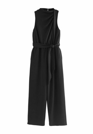 Ärmlös svart jumpsuit med hög halsringning, vida ben och tygbälte knutet vid midjan.