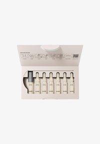 Babor Hautpflege-Set in einer beigen Box enthält sieben klare Glasampullen und einen silbernen Applikator, gekennzeichnet mit "Active Purifier."
