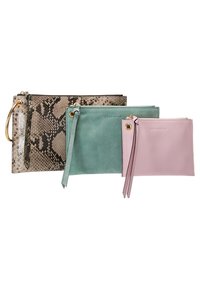 Tre borse a mano di varie dimensioni: una con stampa pitone e hardware dorato, una in suede teal e una in pelle rosa, ciascuna con chiusura a zip e frange.