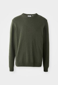 Ciemnozielony sweter, okrągły dekolt, długie rękawy, ściśle zaciskane mankiety i dół, miękka struktura, prosty design, bez widocznych wzorów czy ozdób.