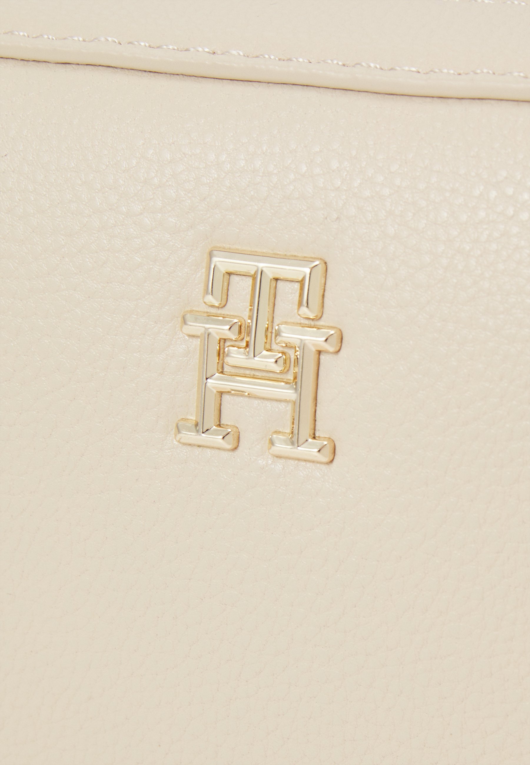 Tommy Hilfiger ESSENTIAL CAMERA BAG - Geantă crossbody - white
