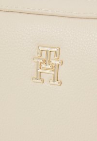 Tommy Hilfiger ESSENTIAL CAMERA BAG - Borsa a tracolla - white clay