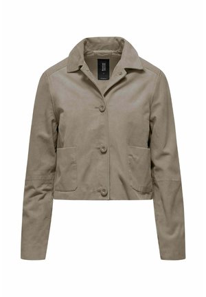 Krótka kurtka w kolorze taupe z długimi rękawami, rozłożystym kołnierzem, trzema guzikami z przodu oraz dwoma prostokątnymi naszywanymi kieszeniami.