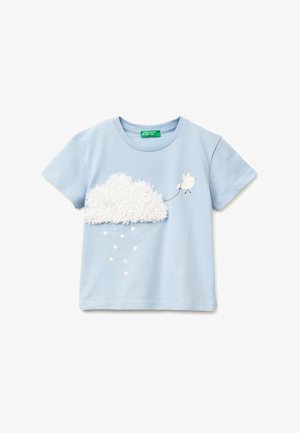 Hellblaues Kleinkind-T-Shirt mit einer strukturierten weißen Wolke und einem kleinen weißen Vogel, der die Wolke mit einer Schnur hält, darunter fallen Herzen.