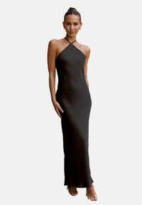 Sort halterneck midi kjole med en tætsiddende silhuet, glat tekstur og en gulvlængde. Har et minimalistisk design uden synlige mønstre.