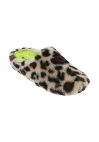 Zapatilla de felpa de imitación con estampado de leopardo, con puntera redondeada, color base crema y manchas marrón oscuro; cuenta con un forro interior verde brillante y suave.
