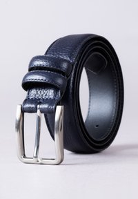 Navy leather belt with a textured finish, dual loops, and a silver metal rectangular buckle. Smooth interior and robust stitching details.