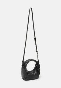 Borsa a tracolla in pelle nera con forma circolare, cinturino regolabile e chiusura con zip. Texture liscia con dettagli di design minimalisti.