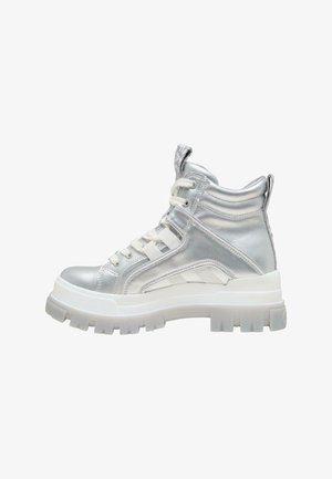 Srebrny metaliczny wysoký but z grubą białą podeszwą na kołkach, sznurowanym przodem i wyściełanym kołnierzem na kostkę na białym tle.