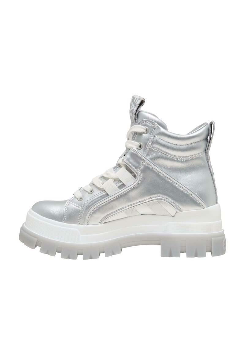Zilveren metallic high-top boot met dikke witte lugzool, vetersluiting aan de voorkant en gewatteerde enkelkraag op een witte achtergrond.