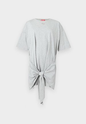 Szürke, puha pamutból készült póló, kerek nyakkal, rövid ujjakkal és csomózott részlettel a deréknál. Minták vagy grafikák nincsenek rajta.