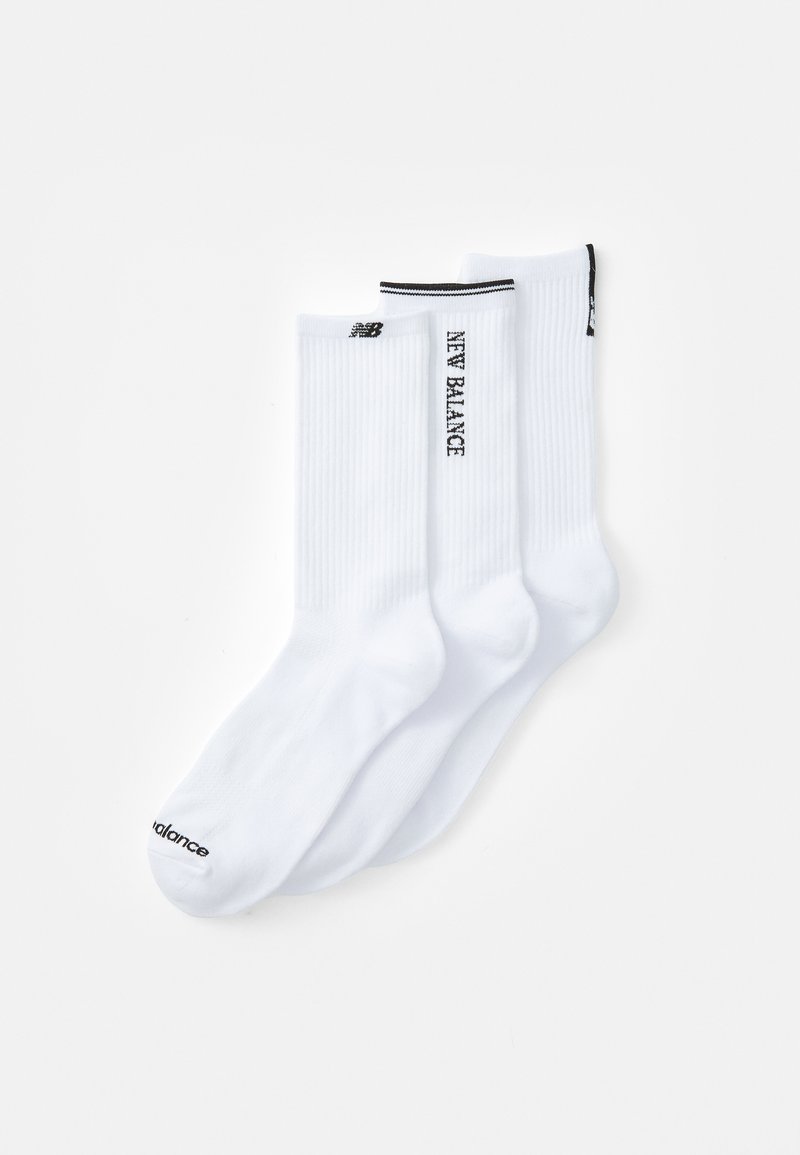 Tres pares de calcetines de longitud hasta la rodilla en una mezcla de algodón blanca. Presentan textura acanalada y acentos de logo negro en la parte superior y en la puntera.