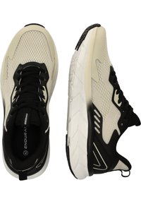 Lättvikts-sneakers med ett beige nätöverdrag, svarta accenter och en tjock vit sula med texturerad yttersula för grepp.