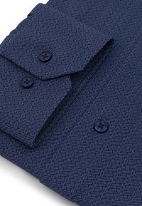 Granatowa koszula z teksturowanym wzorem, z dwiema zapinanymi mankietami i ciemnymi guzikami. Tkanina ma subtelny tkany wzór.