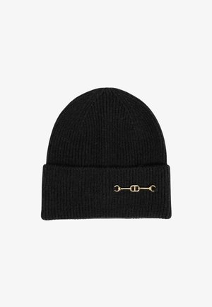 Un bonnet en tricot noir côtelé avec un revers, ornée d'un accent en métal doré ressemblant à une petite boucle sur le devant.