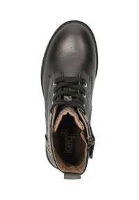 Zwarte leren enkelboot met een gestructureerde afwerking, ronde neus, vetersluiting, zijrits en een zachte tan voering. Bevat metallic accenten.