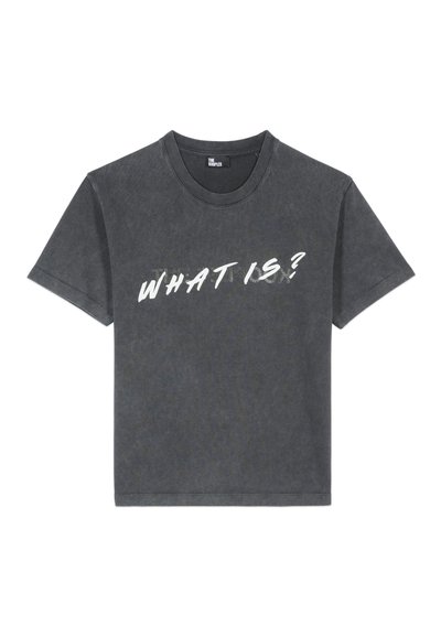 T-shirt à manches courtes gris foncé avec un imprimé de texte blanc en détresse qui indique « QUE QUOI ? » à l'avant. Matière en coton, coupe standard.