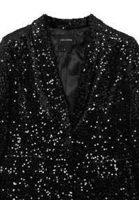 Blazer nero coperto di paillettes con rever a punta, chiusura a un bottone, due tasche a pattina anteriori e fodera interna liscia.