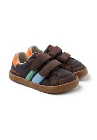 Sneakers in velcro marrone con strisce arancioni, verdi e blu. Materiale superiore morbido, colletto imbottito e suola testurizzata. "Buona giornata!" stampato.
