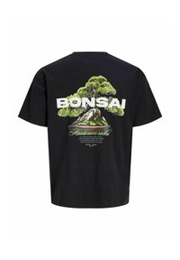 Fekete póló, melyen egy nagy zöld bonsai fa grafikája látható, valamint a "BONSAI" és a "Roots over rocks" feliratok a hátoldalon.