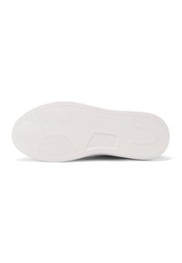 Suola di sneakers bianche in gomma con motivo a spina di pesce, texture liscia e dettagli sagomati per trazione e supporto.