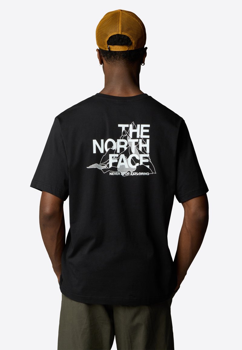 Černé bavlněné tričko s bílým grafickým textem "THE NORTH FACE" a ilustrací hor na zádech. Krátké rukávy a volný střih.