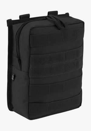 Črn taktični nahrbtnik z zadrgo, izdelan iz trpežne tkanine. Ima trakove iz spletnega materiala in velcro detajle za pripenjanje in prilagodljivost.