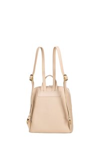 Zaino in pelle beige con spallacci regolabili, superficie testurizzata, chiusura a zip e manico superiore. Presenta dettagli in metallo dorato.