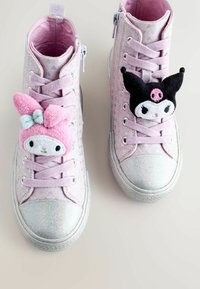 Rosa High-Top-Sneaker mit einer glänzenden silbernen Zehenkappe. Verfügt über flauschige Hasen- und Charakter-Applikationen an den Schnürsenkeln, eine strukturierte Oberseite und einen Reißverschluss.
