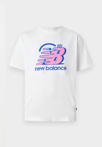 Hvid bomulds t-shirt med et stort blåt og pink "New Balance" logo med dynamiske linjer, rund halsudskæring og korte ærmer.