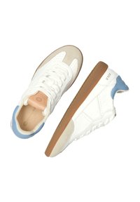 Zapatillas de cuero blancas con acentos en beige y azul claro, puntera perforada, suela texturizada y suela de goma de contraste en color marrón.