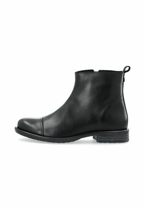 Bottine en cuir noir avec une finition lisse, bout rond et petit talon empilé. Présente une languette à l'arrière et un marquage minimal.
