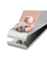 Tronchesina per unghie in metallo con primo piano sulla lama di taglio argentata e la leva color rame su sfondo bianco.