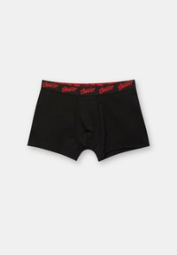 Fekete boxer alsónadrág, testhez simuló fazonban, piros elasztikus derékpánttal, logóval. Puha anyagból készült, látható minták nélkül.