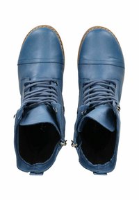Bottines en cuir bleu avec lacets, un col rembourré et fermeture éclair. Présentent une surface texturée et une semelle en caoutchouc.