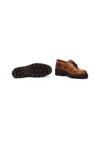 Chaussures en cuir marron avec une semelle épaisse noire, dotées d'un design à lacets et d'œillets en argent. La semelle possède un motif pour une meilleure adhérence.