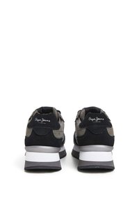 Een paar zwart-grijze Pepe Jeans London sneakers vanuit de achterkant getoond op een witte achtergrond.