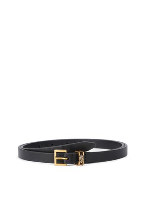 Cintura in pelle nera con fibbia quadrata tono oro e dettagli decorativi. Texture liscia con fori uniformemente distanziati per la regolazione.