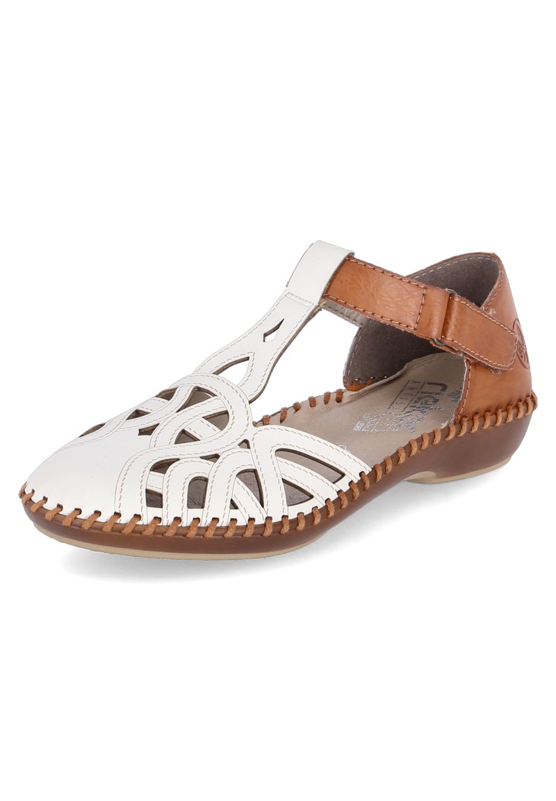 Sandale en cuir blanc et marron avec un design découpé, bride en T, accents marron et détails cousus le long de la semelle. Forme de bout arrondi.