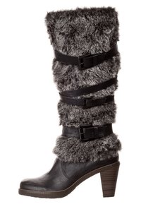 Czarna kozaki za kolano z eko skóry z szarymi futrzanymi akcentami, wyposażone w trzy czarne paski i klamry oraz masywny obcas. Teksturowana podeszwa.
